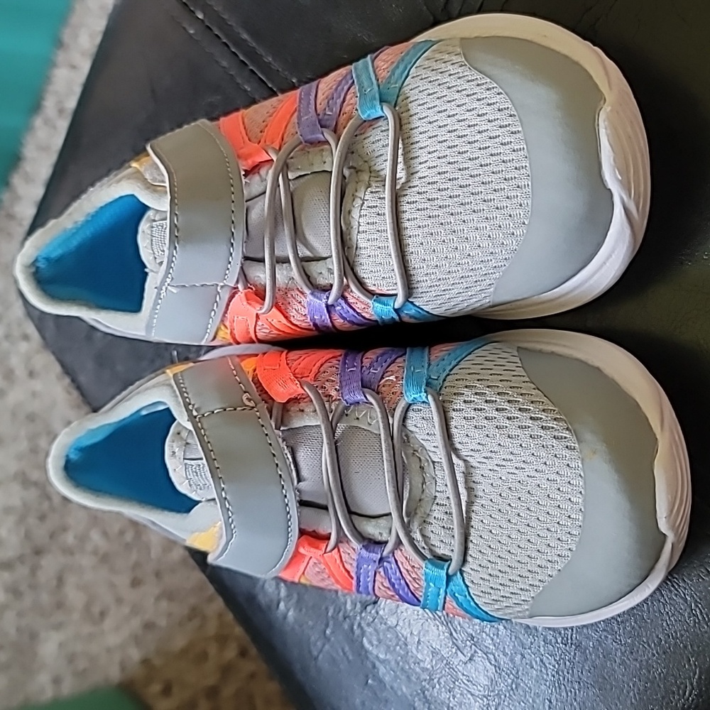 Kids slip on velcro tennis shoes